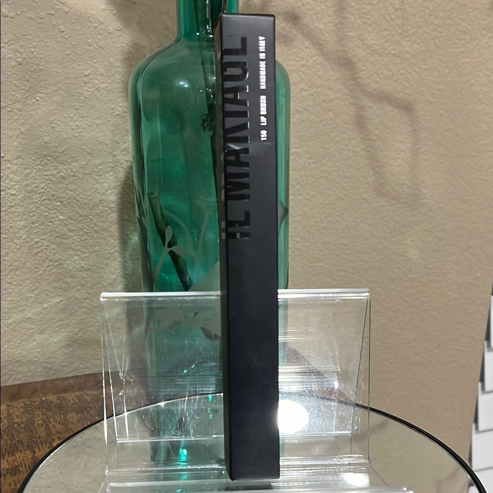 IL MAKIAGE Lip Brush 150 in Sleek Black, new!